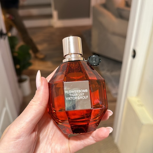Brand new never used Viktor & Rolf flower bomb tiger lily perfume - Picture 2 of 2